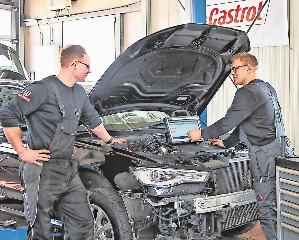 Werkstatt: Kfz-Mechatroniker Jens Kirsch (links) und Kfz-Meister Fabian Schumacher (rechts) kümmern sich bereits seit über drei Jahren in der Werkstatt um die Fahrzeuge. 