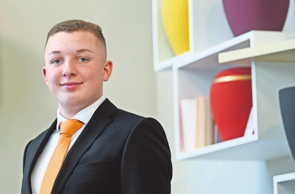 Lennard Wehner ist angehende Bestattungsfachkraft im ersten Lehrjahr im Bestattungsinstitut Ananke und er findet, über das Thema Tod müsse mehr gesprochen werden. Lennard Wehner ist angehende Bestattungsfachkraft im ersten Lehrjahr im Bestattungsinstitut Ananke und er findet, über das Thema Tod müsse mehr gesprochen werden.