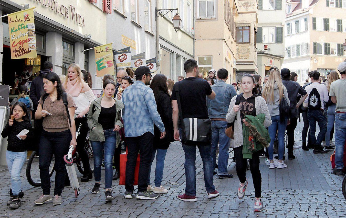 Einkaufsbummel am Sonntag, 28. Juli in Tübingen: Von 13 bis 18 Uhr öffnen die Geschäfte ihre Türen und bieten neben Sommer-Schnäppchen auch schon die ersten Stücke der Herbst- und Winterkollektion. Archivbild: Uhland2 Einkaufsbummel am Sonntag, 28. Juli in Tübingen: Von 13 bis 18 Uhr öffnen die Geschäfte ihre Türen und bieten neben Sommer-Schnäppchen auch schon die ersten Stücke der Herbst- und Winterkollektion. Archivbild: Uhland2