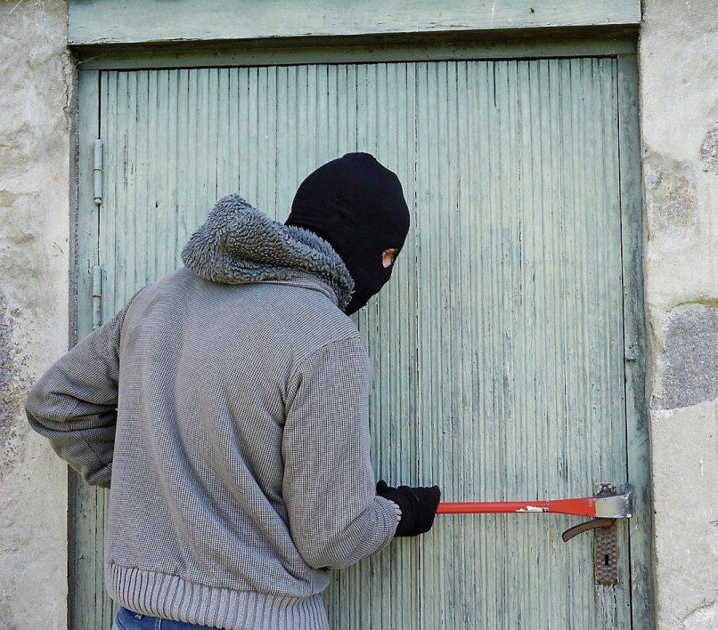 Türen und Fenster können problemlos einbruchsicher nachgerüstet werden. In diesem Fall wäre es allerdings vermutlich sinnvoll, die komplette Tür samt Zarge auszutauschen.