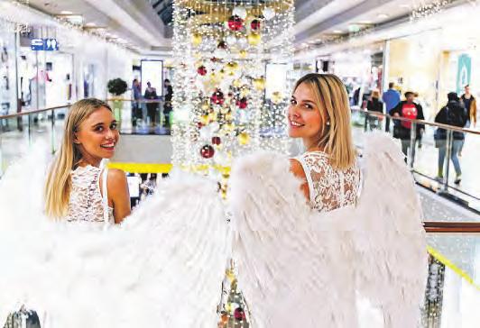 Zwei Engel fürs Phoenix Center: Das beliebte Harburger Einkaufszentrum ist schon voll und ganz auf Weihnachten eingestellt. Foto: Fashion Time