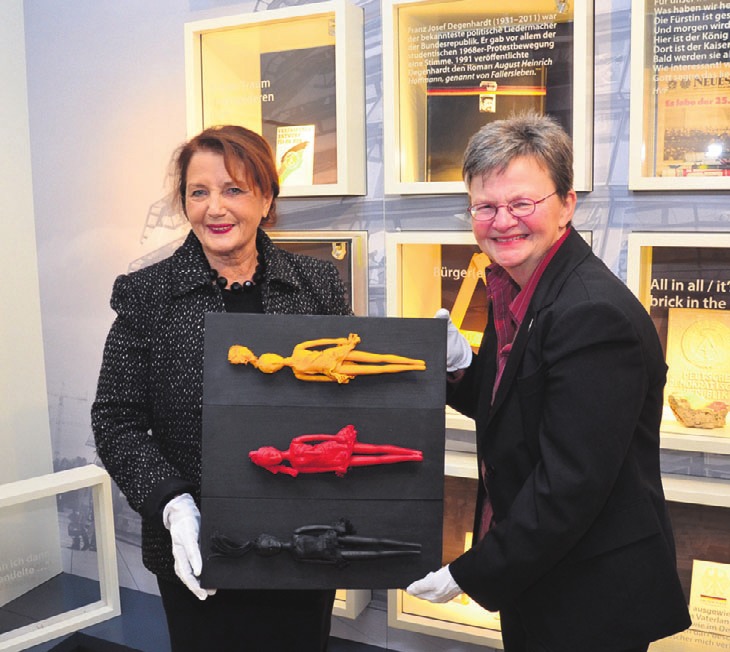 Künstlerin Irene Heimisch (l.) und Museumsleiterin Bettina Greffrath bei der symbolischen Übergabe. Künstlerin Irene Heimisch (l.) und Museumsleiterin Bettina Greffrath bei der symbolischen Übergabe.