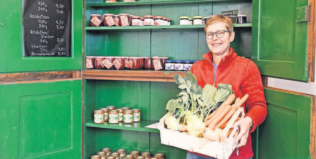 Heike Hornbostel weiß, wo ihre Nahrungsmittel herkommen – nämlich aus der Nähe. Deshalb überzeugt ihr Hofladen-Sortiment mit seinem frischen, hochwertigen Angebot. Heike Hornbostel weiß, wo ihre Nahrungsmittel herkommen – nämlich aus der Nähe. Deshalb überzeugt ihr Hofladen-Sortiment mit seinem frischen, hochwertigen Angebot.