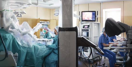 Ein Chirurg befindet sich während des Eingriffs stets am OP-Tisch. Prof. Egberts steuert den da Vinci millimetergenau über die Steuerkonsole rechts im Bild.