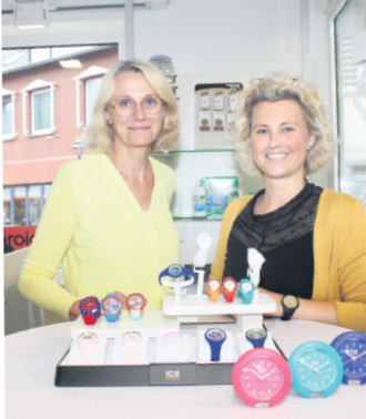 Weiss: Margot Pundt und Denise Hodes von Uhren- und Optikerfachgeschäft Weiss präsentieren Kinderuhren mit kunterbunten Farben und Motiven.
