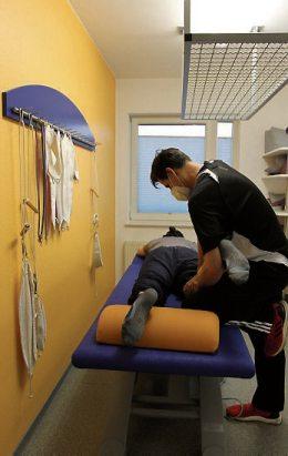 Hartmut Schölkopf hat die Leitung von Rehaplus Tübingen übernommen. Nach der Umgestaltung ist ein großer Trainingsraum entstanden, der mit neuen Geräten ausgestattet ist. Hier können die Patienten unter professioneller Aufsicht trainieren, über den Touchscreen werden die Trainingsparameter gespeichert und angepasst.