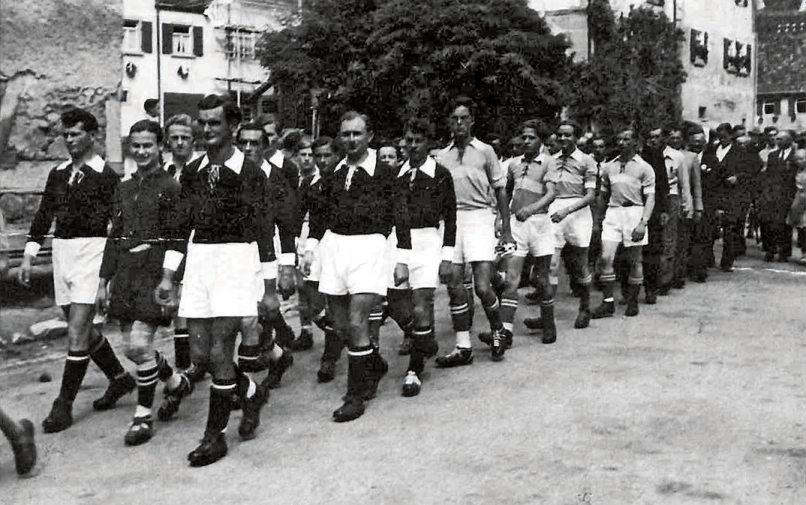 Die Sportfreunde Rohrdorf wurden im Jahr 1951 aus der Taufe gehoben. Das Gründungsfest wurde 1952 gefeiert. Das Bild zeigt den Festzug zum Sportplatz: vorne die 1. Mannschaft, dahinter die 2. Mannschaft (aus dem Band „Bilder aus alter Zeit – Eutingen im Gäu“). Die Sportfreunde Rohrdorf wurden im Jahr 1951 aus der Taufe gehoben. Das Gründungsfest wurde 1952 gefeiert. Das Bild zeigt den Festzug zum Sportplatz: vorne die 1. Mannschaft, dahinter die 2. Mannschaft (aus dem Band „Bilder aus alter Zeit – Eutingen im Gäu“).