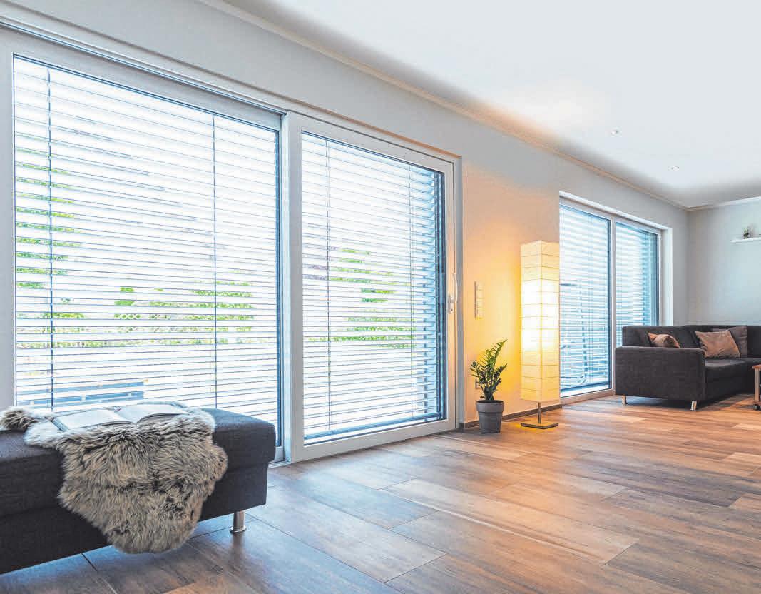 Große Glasflächen lassen das Zuhause freundlich und hell wirken. Eine Wärmeschutzverglasung sorgt dafür, dass dies nicht zulasten der Heizkosten geht. FOTO: DJD/WIRUS FENSTER Große Glasflächen lassen das Zuhause freundlich und hell wirken. Eine Wärmeschutzverglasung sorgt dafür, dass dies nicht zulasten der Heizkosten geht. FOTO: DJD/WIRUS FENSTER