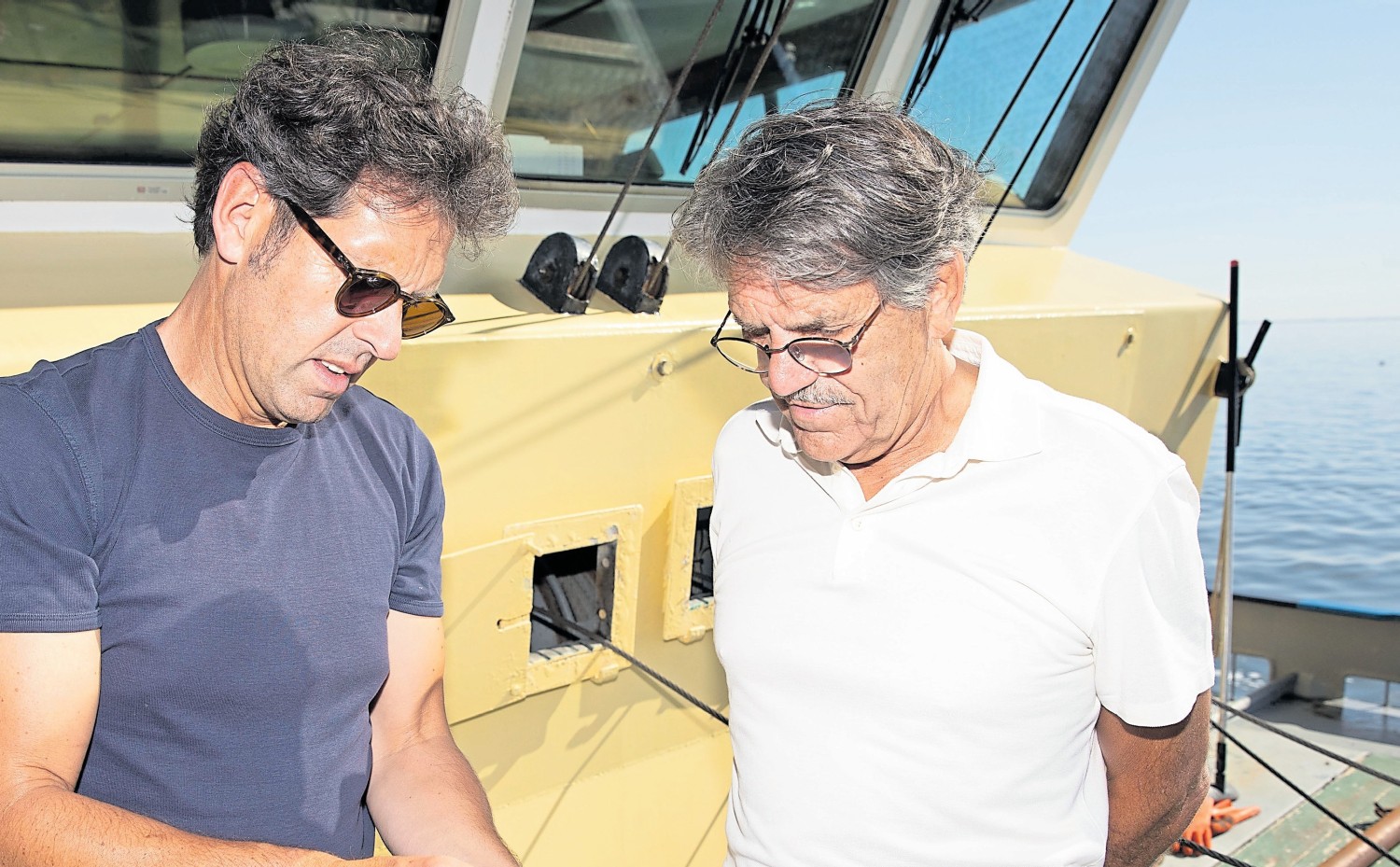 Michel Gallo (links) von Cactus begutachtet mit Cees de Koeijer, Inhaber von Triton Mosselen, den heutigen Fang.