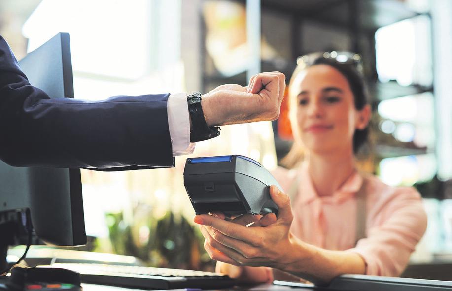 Nicht nur mit dem Smartphone kann inzwischen bezahlt werden, das gleiche gilt für Smartwatches Bild: seventyfour/stock.adobe.com Nicht nur mit dem Smartphone kann inzwischen bezahlt werden, das gleiche gilt für Smartwatches Bild: seventyfour/stock.adobe.com