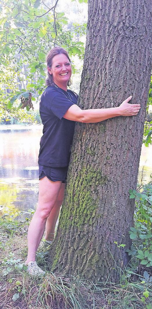Meditationstrainerin Lonny Andersen bei der Wald-Wellness. Foto: Daniela Kebel Meditationstrainerin Lonny Andersen bei der Wald-Wellness. Foto: Daniela Kebel