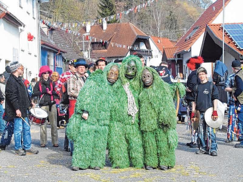 Einmal Gruppenkuscheln. Die See-Goister sind sehr beliebt auf den Umzügen der Region. Einmal Gruppenkuscheln. Die See-Goister sind sehr beliebt auf den Umzügen der Region.