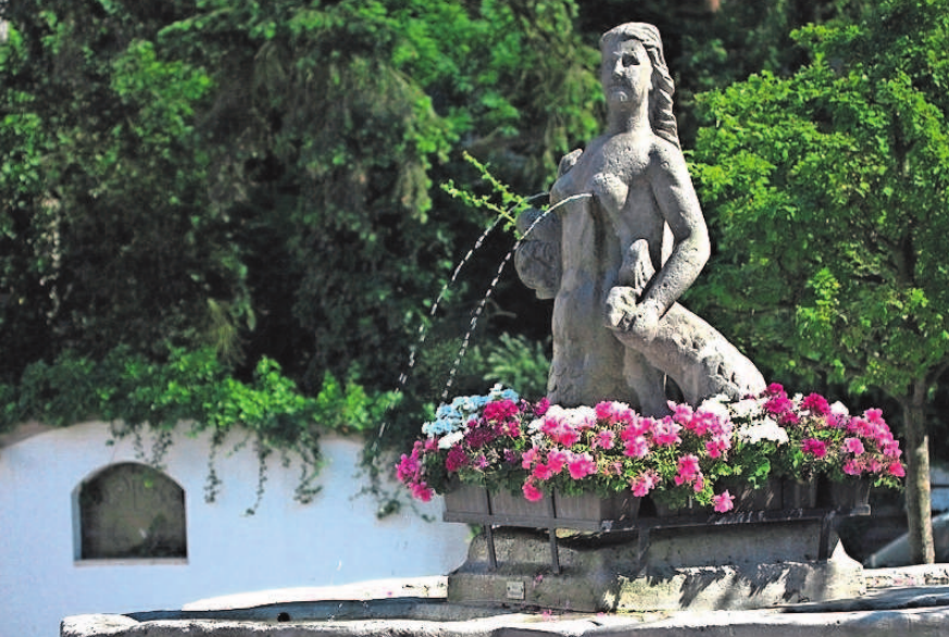 Zur Kerwa sprudelt sogar Bier aus dem Busen des bekannten „Jungferkättl-Brunnen“. Zur Kerwa sprudelt sogar Bier aus dem Busen des bekannten „Jungferkättl-Brunnen“.
