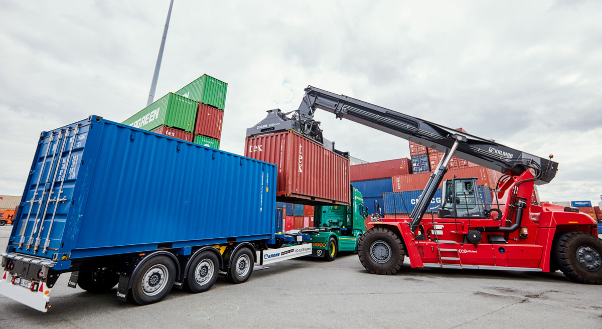 The fully automatic chassis makes loading with containers more safely, more efficient and much easier for the drivers.