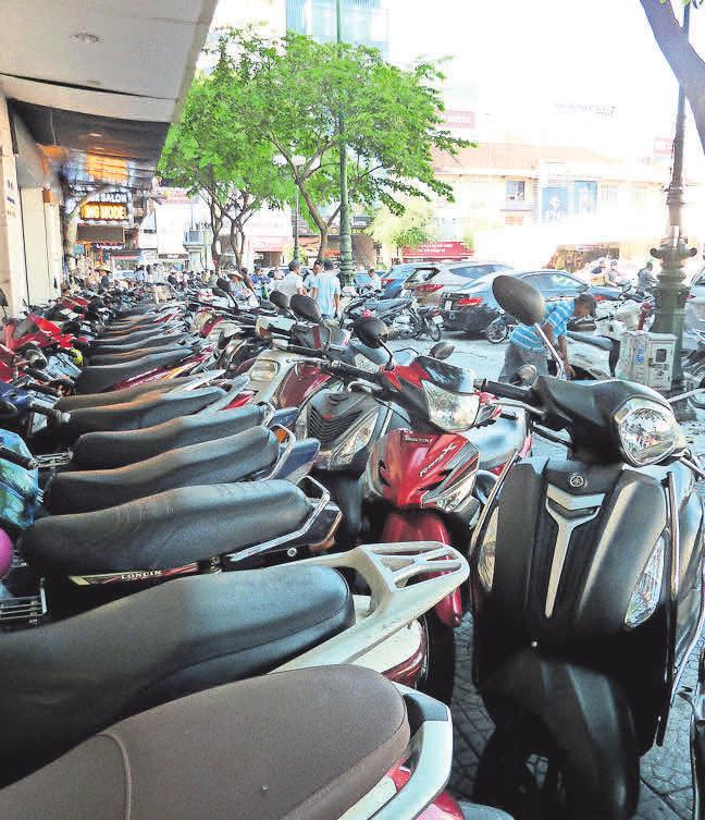Moped-Tetris: Das Parken in Vietnams Großstädten ist eine Kunst für sich Moped. Moped-Tetris: Das Parken in Vietnams Großstädten ist eine Kunst für sich Moped.