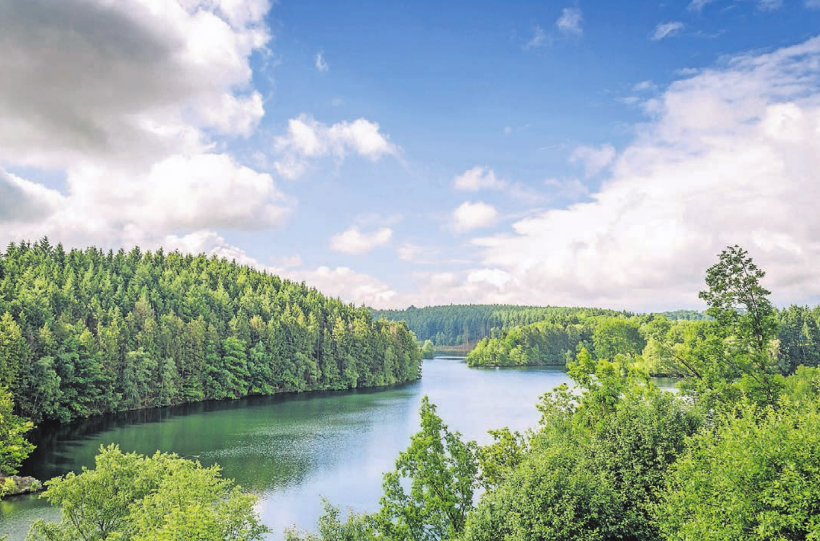 Der See von Robertville speist die Stadt Malmedy mit Trinkwasser. Baden ist in einem speziell dafür vorgesehenen Bereich während des Sommers möglich. Foto: RSI Robertville Der See von Robertville speist die Stadt Malmedy mit Trinkwasser. Baden ist in einem speziell dafür vorgesehenen Bereich während des Sommers möglich. Foto: RSI Robertville