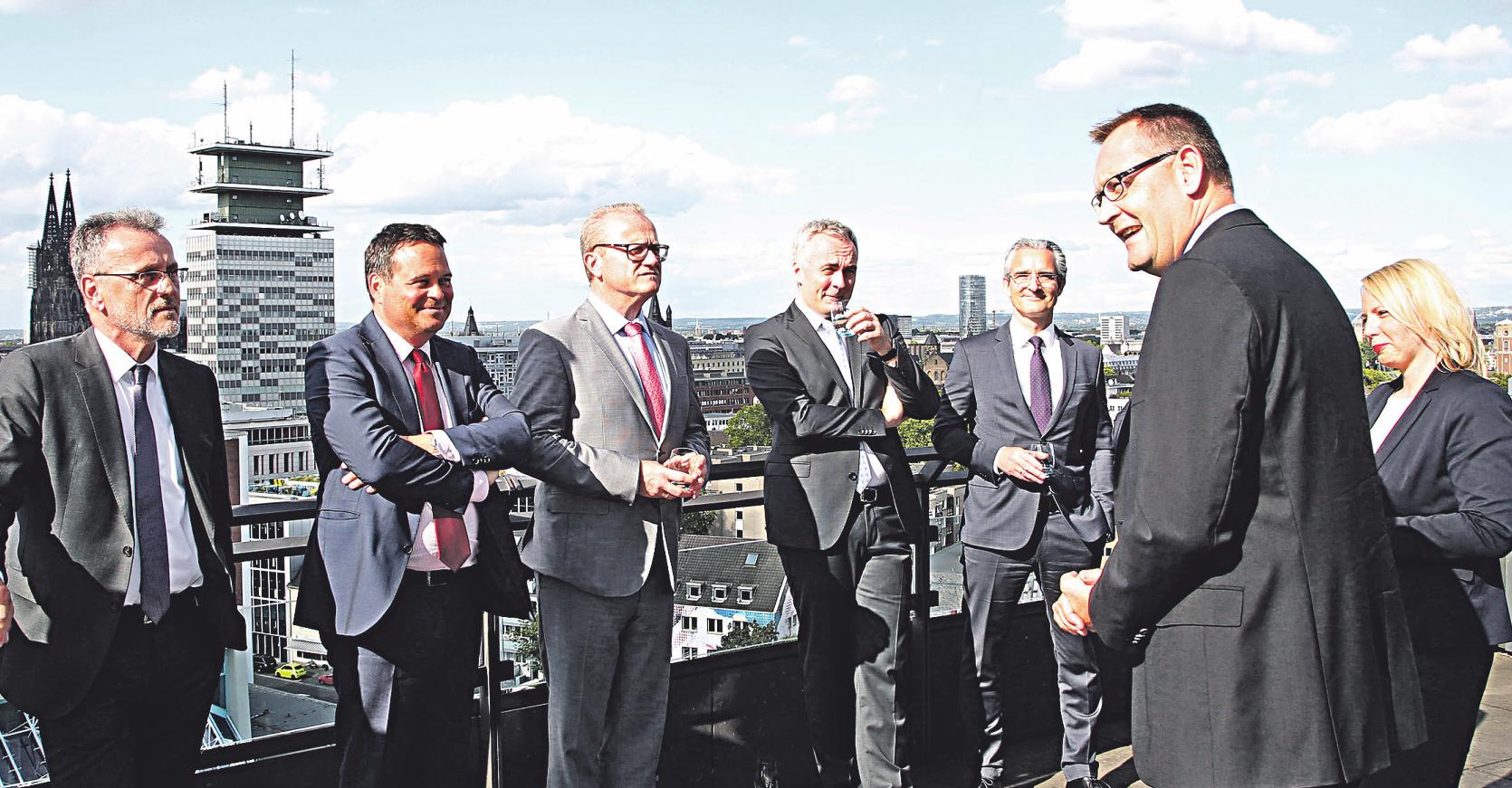Karsten Hundhausen, Geschäftsführer Tageszeitungen, Anzeigenblätter und Hörfunk des Medienhauses DuMont Rheinland (im Vordergrund), begrüßt die Teilnehmer des Runden Tisches Bild: Thomas Banneyer Karsten Hundhausen, Geschäftsführer Tageszeitungen, Anzeigenblätter und Hörfunk des Medienhauses DuMont Rheinland (im Vordergrund), begrüßt die Teilnehmer des Runden Tisches Bild: Thomas Banneyer