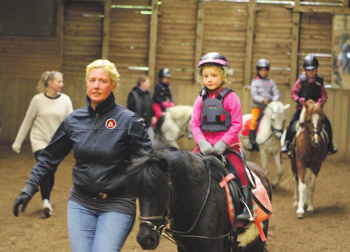 Reitunterricht mit den Jüngsten, ein Elternteil führt das Pony Fotos: Frauke Pöhlsen
