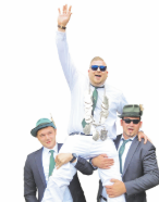 Tobias Beckhaus (Mitte) ließ sich nach dem Treffer, der ihn zum Schützenkönig machte, tüchtig feiern. Fotos: St.-Pantaleon-Schützenbruderschaft Tobias Beckhaus (Mitte) ließ sich nach dem Treffer, der ihn zum Schützenkönig machte, tüchtig feiern. Fotos: St.-Pantaleon-Schützenbruderschaft