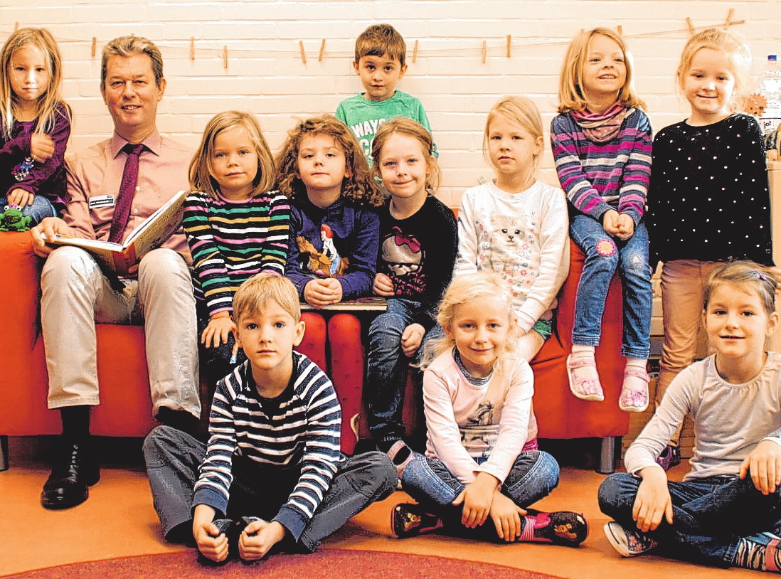 AOK-Teamleiter Jens Marquardt liest den Kindern in der KiTa „Am Kaiserholz“ in Neustadt vor. FOTO: AOK AOK-Teamleiter Jens Marquardt liest den Kindern in der KiTa „Am Kaiserholz“ in Neustadt vor. FOTO: AOK