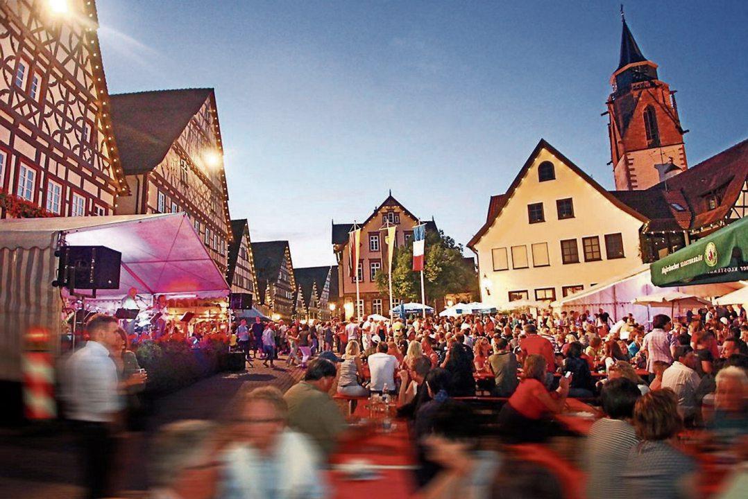 Ein beliebter Treffpunkt: das Dornstetter Stadtfest vor einzigartiger Kulisse. Bild: Olaf Salm