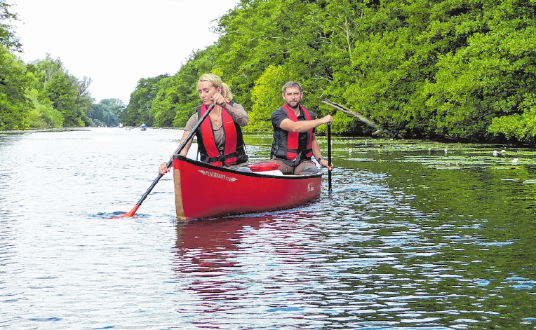 Leben am Wasser: Moritz Löffelmann mit seiner Frau auf der Wakenitz. FOTO: FLORIAN SANKTJOHANSER, MAG Leben am Wasser: Moritz Löffelmann mit seiner Frau auf der Wakenitz. FOTO: FLORIAN SANKTJOHANSER, MAG
