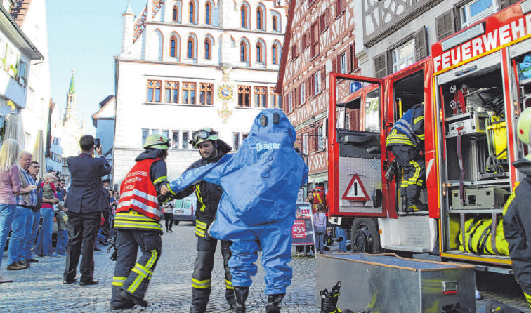Schauübungen sind beim Publikum immer ein beliebtes Ereignis und zeigen die Feuerwehrarbeit. FOTOS: FEUERWEHR WALDSEE Schauübungen sind beim Publikum immer ein beliebtes Ereignis und zeigen die Feuerwehrarbeit. FOTOS: FEUERWEHR WALDSEE