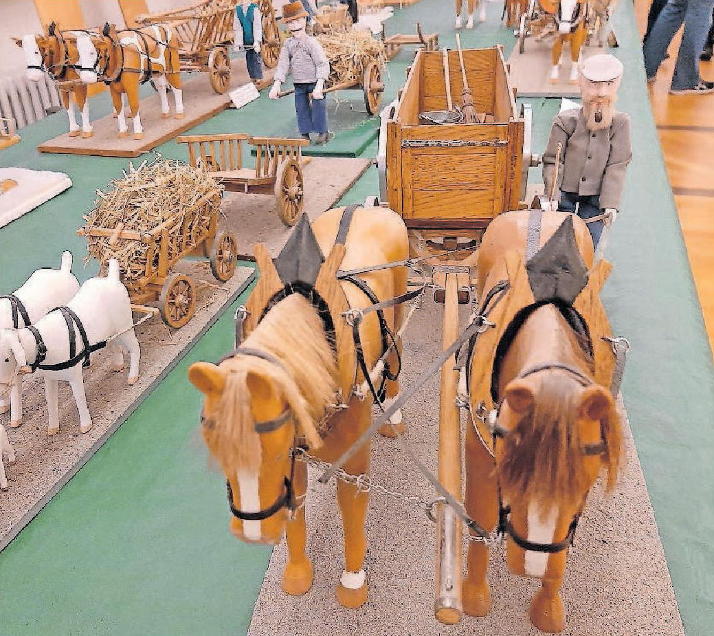 Müllabfuhr anno dazumal: Die Miniaturen-Ausstellung zeigt auch das erste Fuhrwerk der Mutterstadter Müllabfuhr mit Halle (rechts), so der Spitzname des damaligen Mülleinsammlers. FOTO: BRÄUNLING Müllabfuhr anno dazumal: Die Miniaturen-Ausstellung zeigt auch das erste Fuhrwerk der Mutterstadter Müllabfuhr mit Halle (rechts), so der Spitzname des damaligen Mülleinsammlers. FOTO: BRÄUNLING