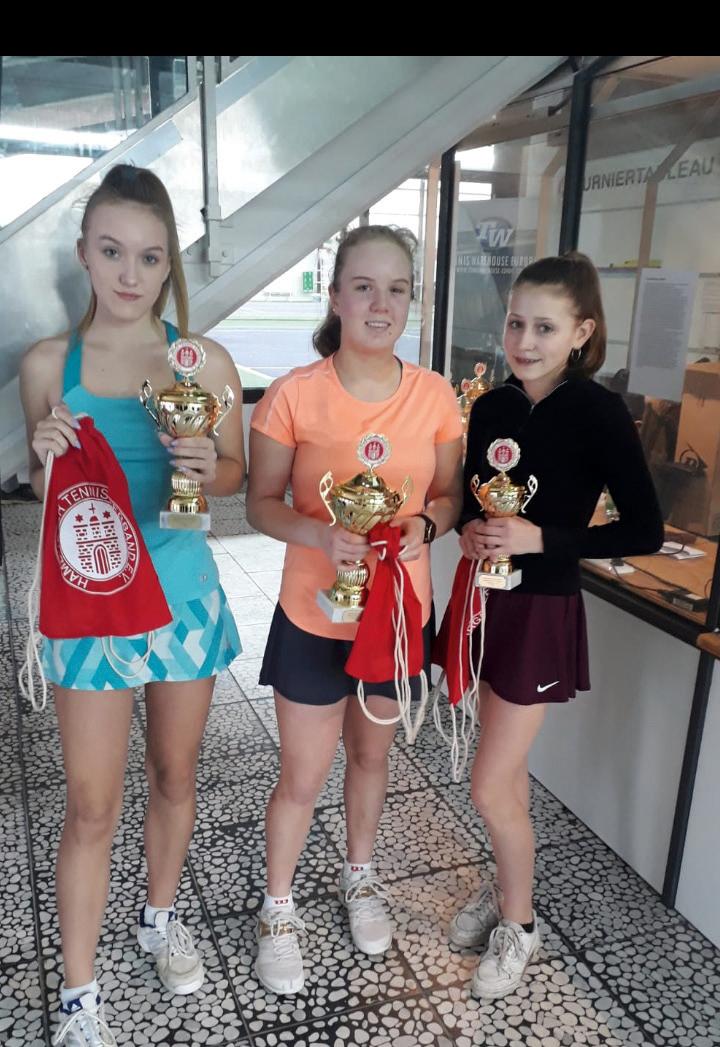 U16w Gruppenspiele: Siegerin Johanna Michahelles (m., SG Blankenese), 2. Platz Angela Kisiel (l., BW Lohbrügge) und 3. Platz Elena Thiel (r., Victoria Hamburg). Es fehlt Jolina Hand, ebenfalls 3.