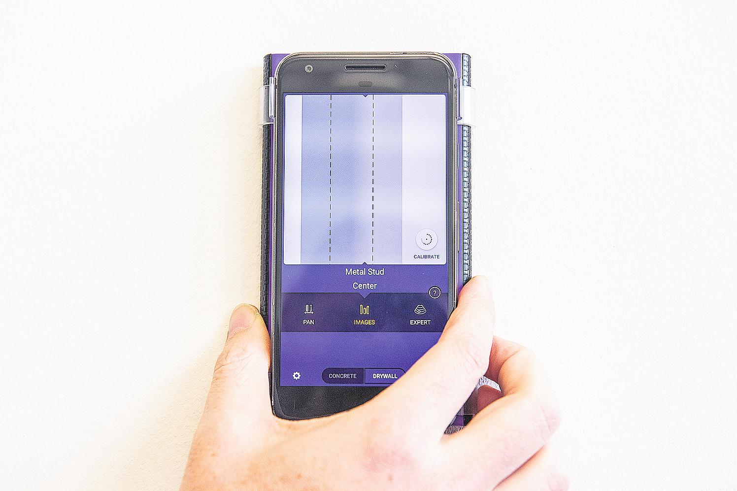 Der Walabot schickt Millimeterwellen in die Wand. Eine Software errechnet aus dem Radarecho, was sich wohl in der Wand befindet. Hier hat das Gerät einen Metallträger in einer Trockenbauwand entdeckt. Der Walabot schickt Millimeterwellen in die Wand. Eine Software errechnet aus dem Radarecho, was sich wohl in der Wand befindet. Hier hat das Gerät einen Metallträger in einer Trockenbauwand entdeckt.