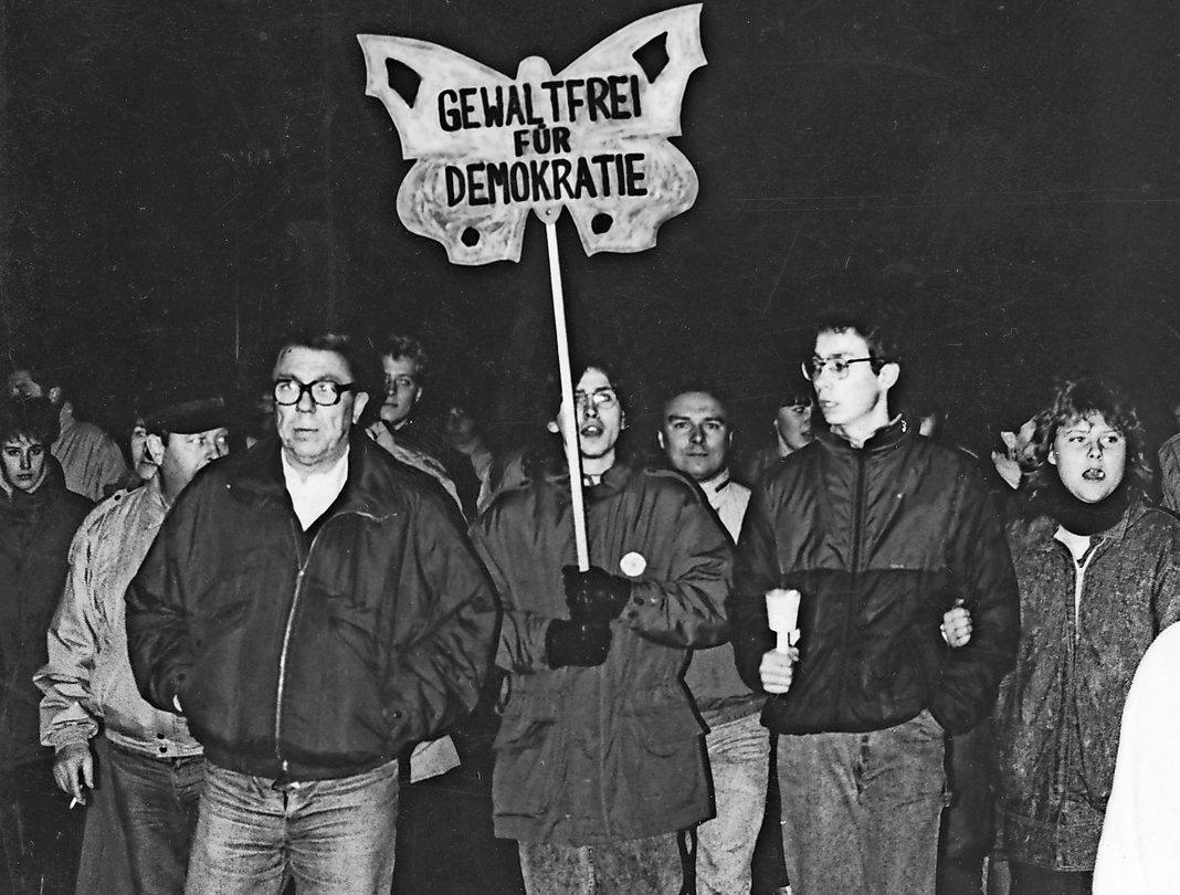 Demonstranten ziehen am 7. Dezember 1989 durch Rostock: Unter dem Zeichen des Schmetterlings treten sie gewaltfrei für Demokratie und für Reformen in der DDR ein. Fotos (2): Dietmar Weidler / Archiv Schmidtbauer Demonstranten ziehen am 7. Dezember 1989 durch Rostock: Unter dem Zeichen des Schmetterlings treten sie gewaltfrei für Demokratie und für Reformen in der DDR ein. Fotos (2): Dietmar Weidler / Archiv Schmidtbauer