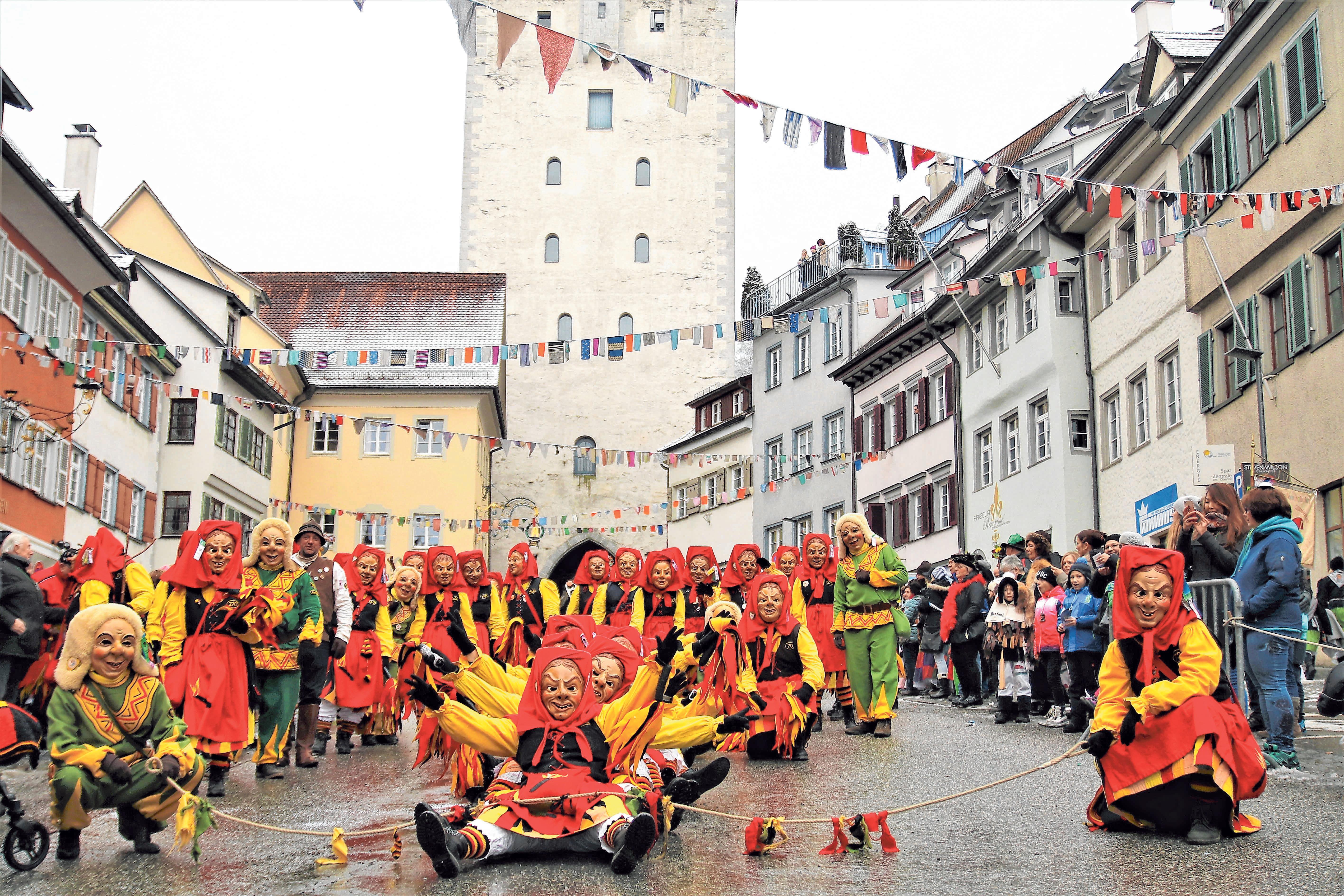 Närrisch und gut gelaunt geben sich die Weißenauer nicht nur in Weißenau, sondern auch beim Umzug in Ravensburg. FOTO: NARRENZUNFT/ENDERLE Närrisch und gut gelaunt geben sich die Weißenauer nicht nur in Weißenau, sondern auch beim Umzug in Ravensburg. FOTO: NARRENZUNFT/ENDERLE
