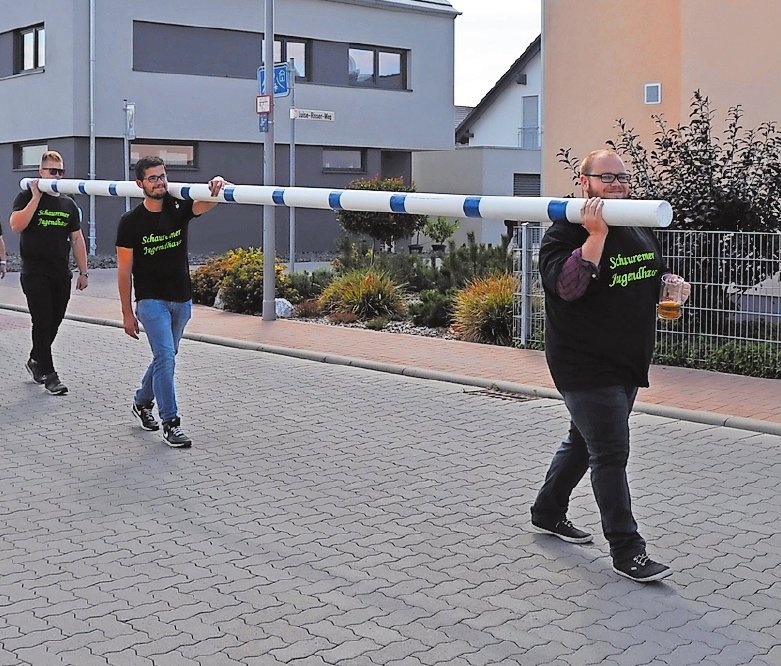 Auf dem Weg zum Kerweplatz: Mitglieder des Jugendhauses haben 2018 sogar den Kerwebaum beim Umzug durch den Ort getragen,Musikgruppen sorgen für Stimmung auf der Wegstrecke. FOTOS: CLEMENS Auf dem Weg zum Kerweplatz: Mitglieder des Jugendhauses haben 2018 sogar den Kerwebaum beim Umzug durch den Ort getragen,Musikgruppen sorgen für Stimmung auf der Wegstrecke. FOTOS: CLEMENS