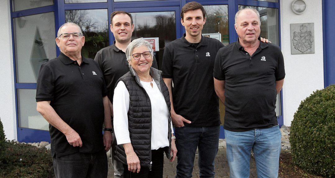 Das Ruder wird übergeben (v.l.n.r.): Hans Jürgen und Brigitte Gluns; Markus Gluns; Moritz Heinz und Willi Heinz. Bilder: Uhland2