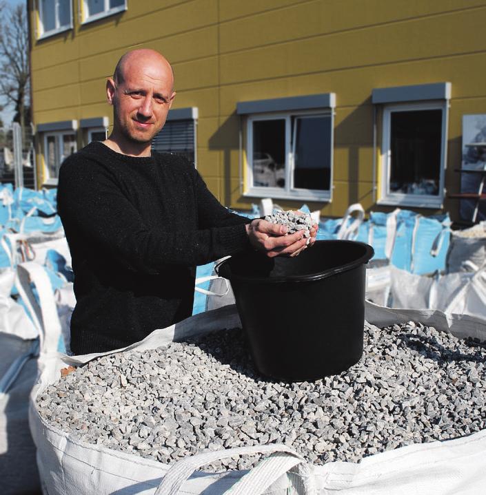 Christian Jusko, Fachverkäufer aus dem Garten-Landschaftsbereich, bietet auch kleinere Mengen Kies an