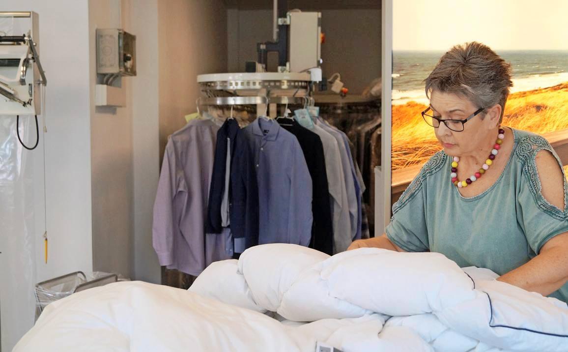 Aus hygienischer Sicht ist es wichtig, dass sich Bettdecken bei einer Wäsche ausreichend entfalten können. Die Fachleute wissen, wie es geht. Foto: dtv Aus hygienischer Sicht ist es wichtig, dass sich Bettdecken bei einer Wäsche ausreichend entfalten können. Die Fachleute wissen, wie es geht. Foto: dtv