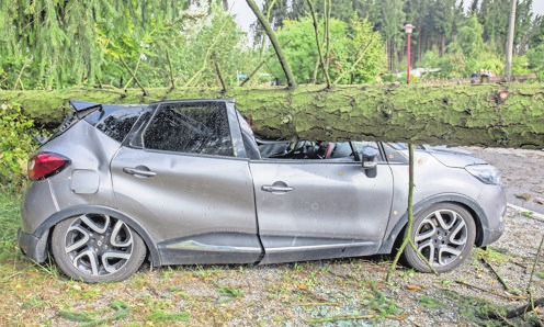 Ein Drittel der Sturmschäden betrifft Autos. Foto: dpa Ein Drittel der Sturmschäden betrifft Autos. Foto: dpa