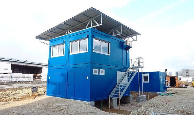 Diese 4er Büro-Container-Anlage – zweistöckig mit Pultdach, Außentreppe und benachbartem Labor-Container – wurde im Interpark Kösching installiert Diese 4er Büro-Container-Anlage – zweistöckig mit Pultdach, Außentreppe und benachbartem Labor-Container – wurde im Interpark Kösching installiert