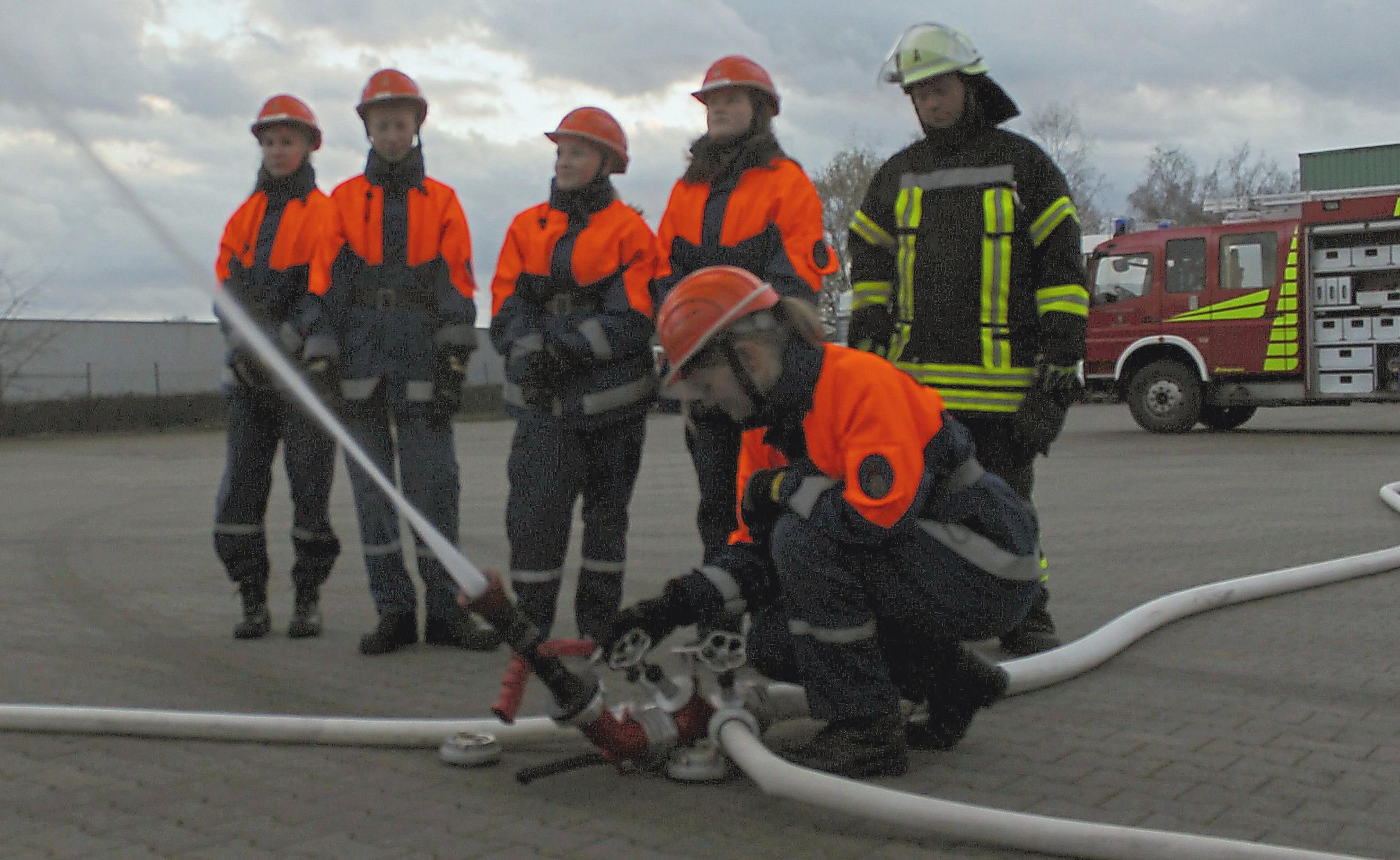 Mit zwei Druckschläuchen und einem Verteiler bauen die Mitglieder der Jugendfeuerwehr einen improvisierten Wasserwerfer. Die Übung ist Teil der Jugendflamme II. Mit zwei Druckschläuchen und einem Verteiler bauen die Mitglieder der Jugendfeuerwehr einen improvisierten Wasserwerfer. Die Übung ist Teil der Jugendflamme II.