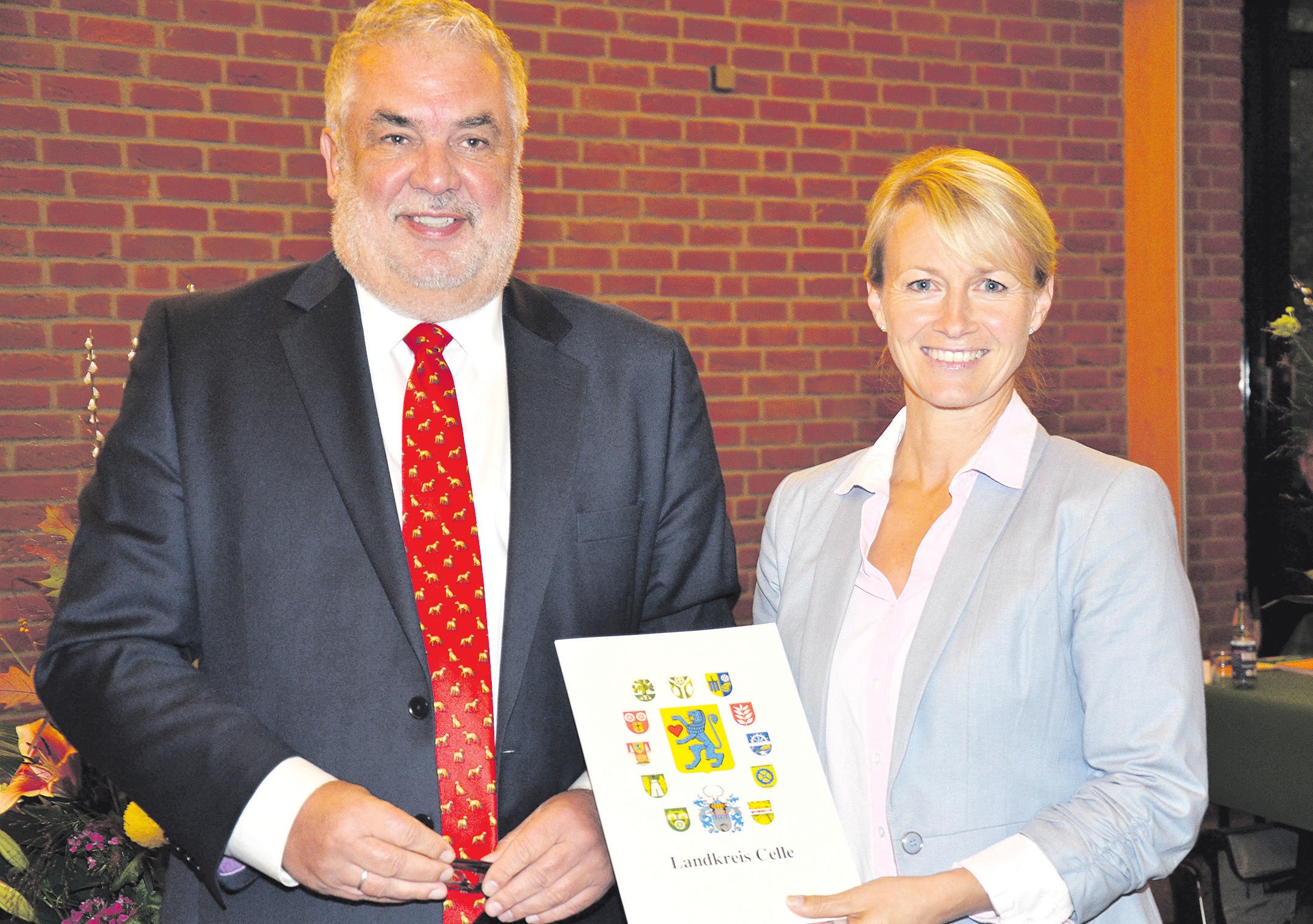 Landrat Klaus Wiswe (links) überreichte der Vorstandsvorsitzenden der Bürgerstiftung Bergen, Nadine Friedrichs (rechts), die Urkunde des Ehrenamtspreises. Foto: Müller