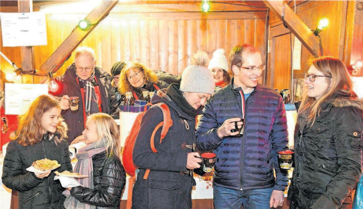 Die Ehinger Muckenspritzer verwöhnen die Einkaufsbummler wieder mit Glühwein, Punsch, Wienerle und Crépes. Fotos: Jürgen Emmenlauer Die Ehinger Muckenspritzer verwöhnen die Einkaufsbummler wieder mit Glühwein, Punsch, Wienerle und Crépes. Fotos: Jürgen Emmenlauer