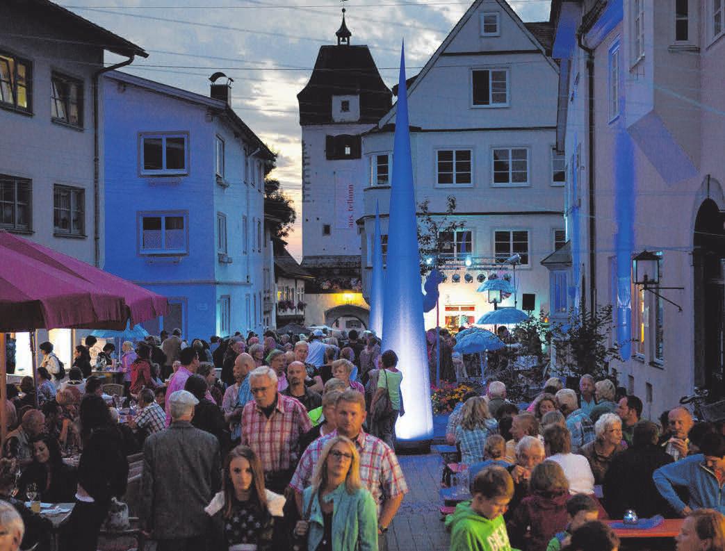 Blau erstrahlen die Isnyer Straßen. FOTO: IMG Blau erstrahlen die Isnyer Straßen. FOTO: IMG