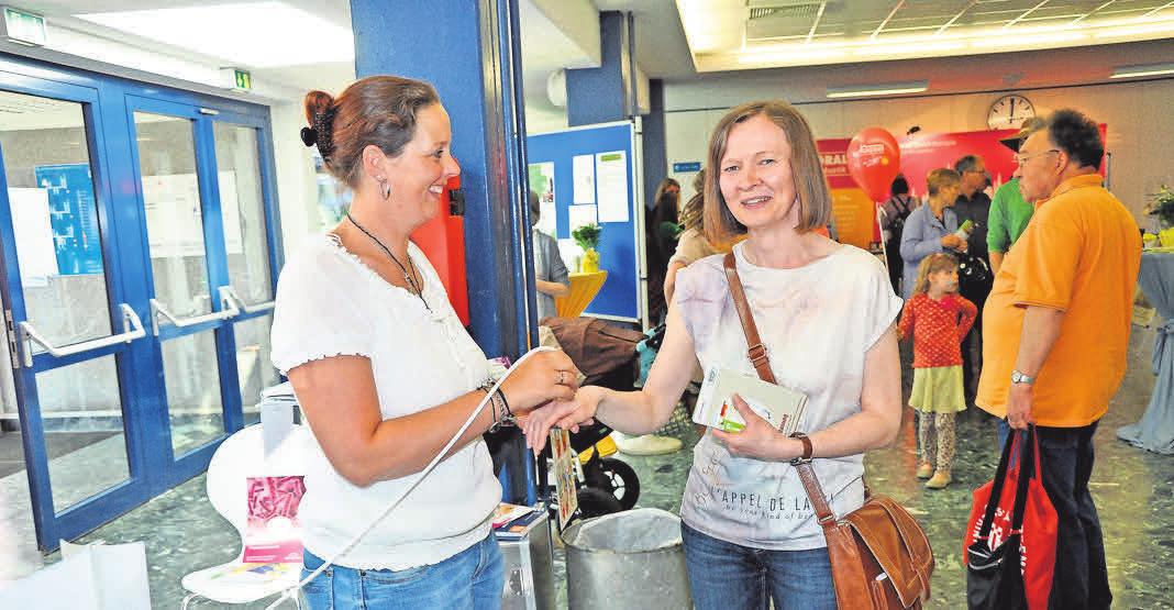 Auch Hand- und Klangschalen Massagen werden auf der Gesundheitsmesse angeboten. Auch Hand- und Klangschalen Massagen werden auf der Gesundheitsmesse angeboten.