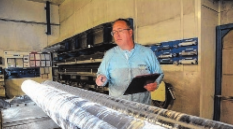 Mitarbeiter Thomas Krämer führt eine Qualitätsprüfung an frisch produzierten Quarzglas-Rohlingen durch. FOTO: ANDREAS LÖFFLER Mitarbeiter Thomas Krämer führt eine Qualitätsprüfung an frisch produzierten Quarzglas-Rohlingen durch. FOTO: ANDREAS LÖFFLER