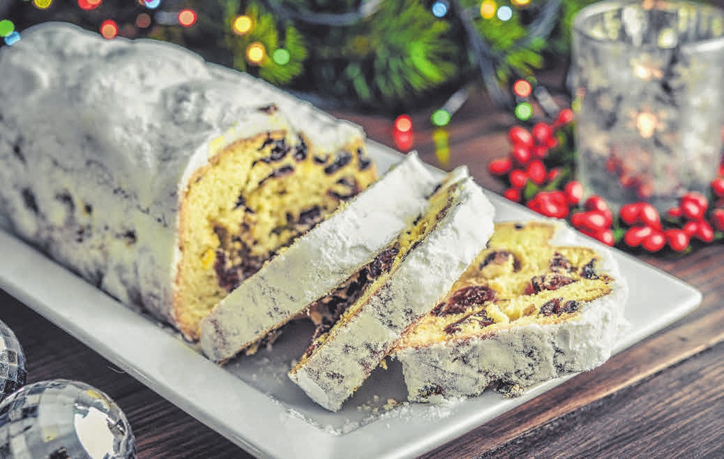 Stollen und Plätzchen versüßen die Kaffeetafel. Stollen und Plätzchen versüßen die Kaffeetafel.
