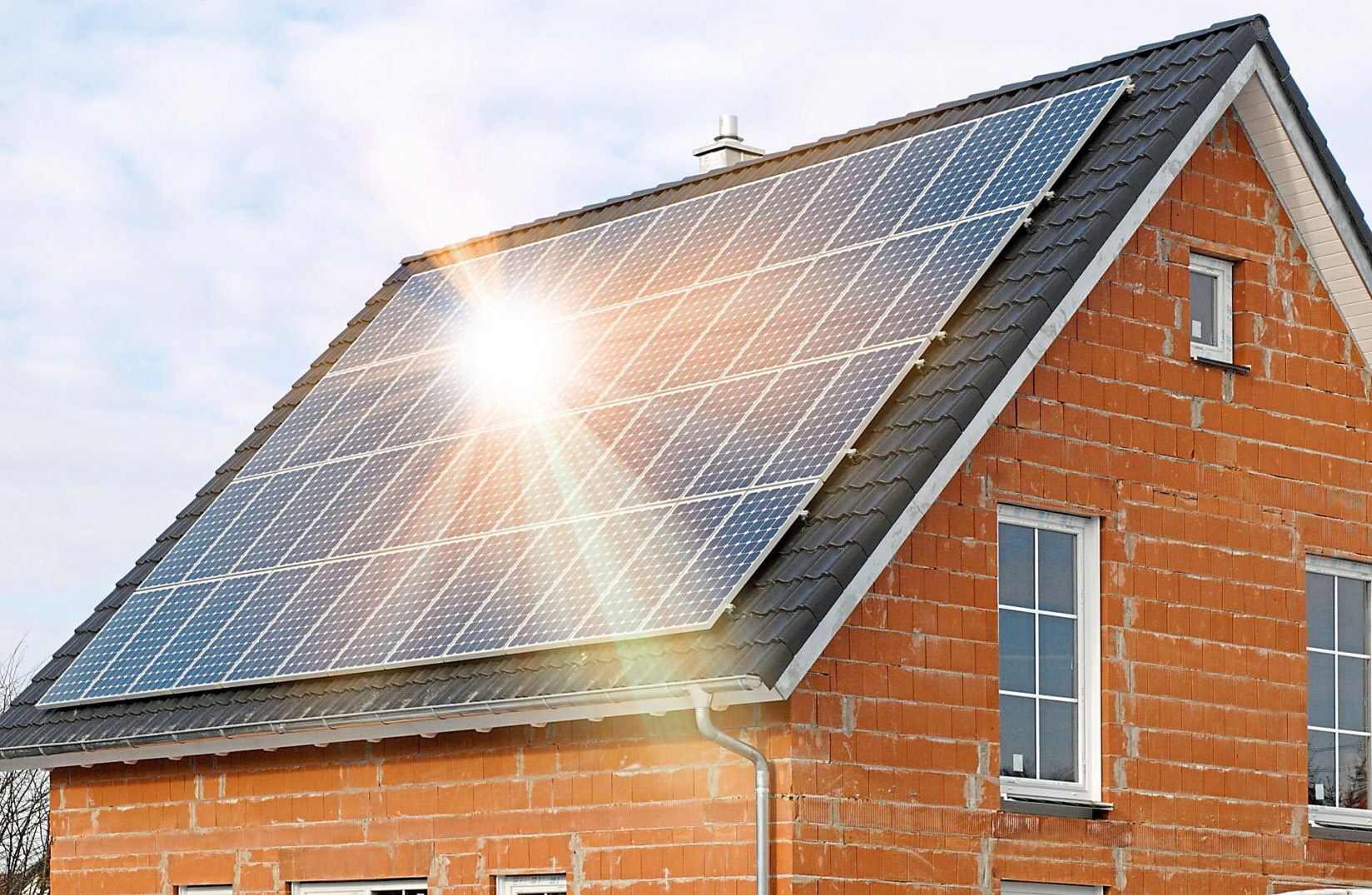 Die Sonne schickt keine Rechnung:Wer sein Dach zur Solarenergiegewinnung nutzt und den Stromselbst verbraucht, macht sich unabhängiger von Stromlieferanten. Foto: Getty Images Die Sonne schickt keine Rechnung:Wer sein Dach zur Solarenergiegewinnung nutzt und den Stromselbst verbraucht, macht sich unabhängiger von Stromlieferanten. Foto: Getty Images
