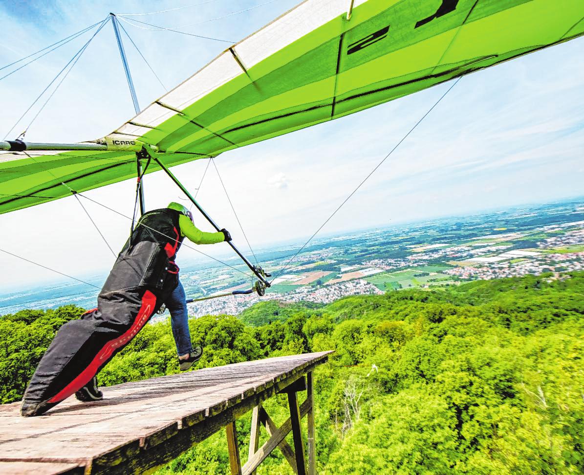 Die Startrampe am Melibokus wurde 1999 gebaut. Wenn der Wind stimmt, heben hier regelmäßig Drachenflieger ab. Anja Fasmers ist eine begeisterte Hängegleiter-Pilotin. | Bild: Thomas Neu Die Startrampe am Melibokus wurde 1999 gebaut. Wenn der Wind stimmt, heben hier regelmäßig Drachenflieger ab. Anja Fasmers ist eine begeisterte Hängegleiter-Pilotin. | Bild: Thomas Neu