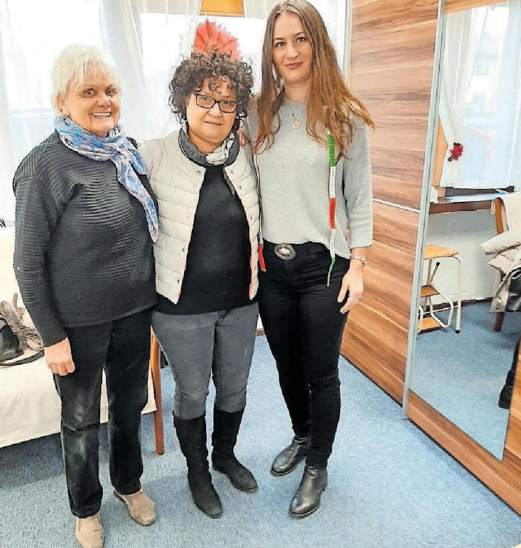 Eingespieltes Team in der Änderungsschneiderei: Ariatna Krebs (Mitte) mit Florentina Özsan (rechts) und Erika Roth, die Krebs bei Besorgungen unterstützt. FOTO: SCHAAR Eingespieltes Team in der Änderungsschneiderei: Ariatna Krebs (Mitte) mit Florentina Özsan (rechts) und Erika Roth, die Krebs bei Besorgungen unterstützt. FOTO: SCHAAR