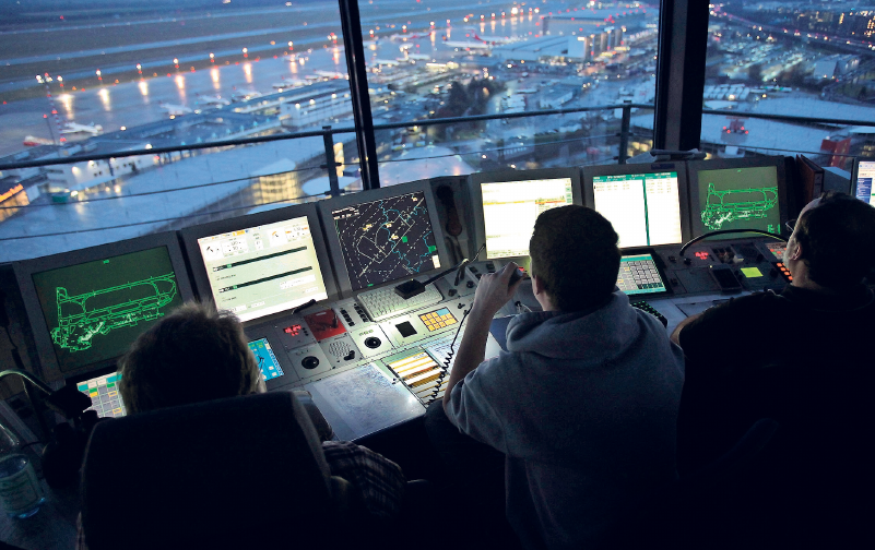 Fluglotsen regeln im Tower den Luftverkehr. Ein Beruf mit viel Verantwortung – entsprechend gut wird er bezahlt. Foto: Oliver Berg/dpa/dpa-tmn Fluglotsen regeln im Tower den Luftverkehr. Ein Beruf mit viel Verantwortung – entsprechend gut wird er bezahlt. Foto: Oliver Berg/dpa/dpa-tmn