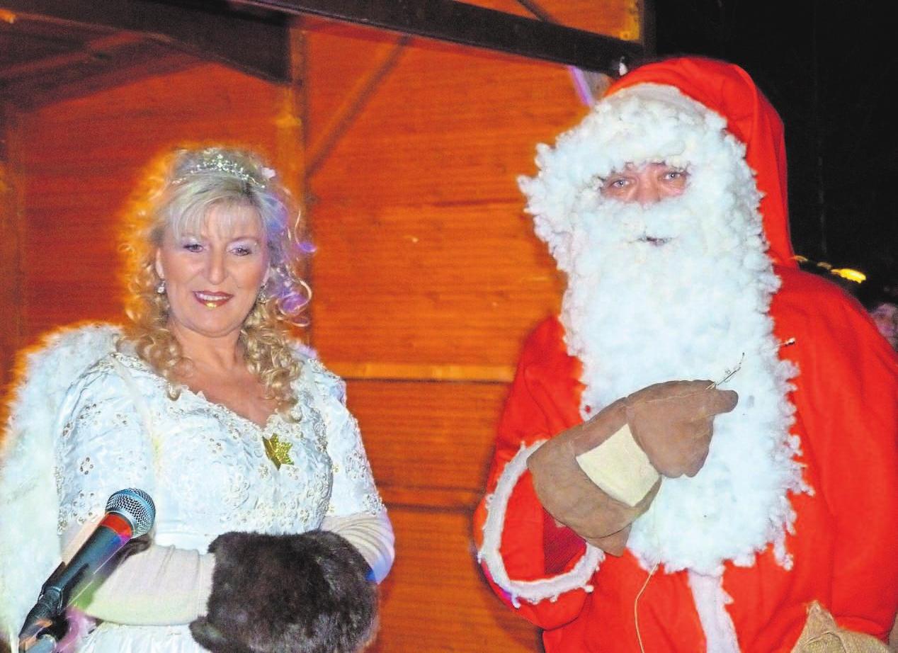 Auch in diesem Jahr besuchen der Pelzmärtel und sein Engel den Helmbrechtser Markt am zweiten Adventssonntag. Auch in diesem Jahr besuchen der Pelzmärtel und sein Engel den Helmbrechtser Markt am zweiten Adventssonntag.